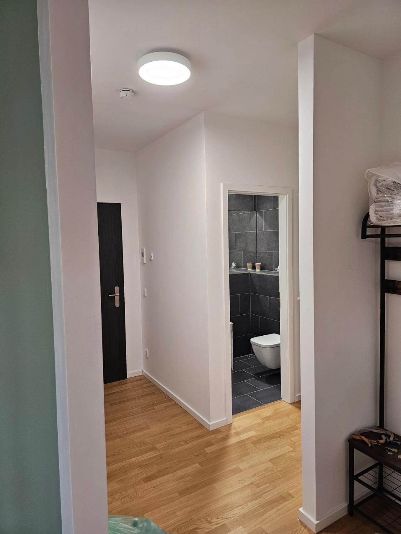 3 2 Bathrooms 2 Toilets New Center Of Underground Parking Space Contactless Self Check-in Appartamento Düsseldorf