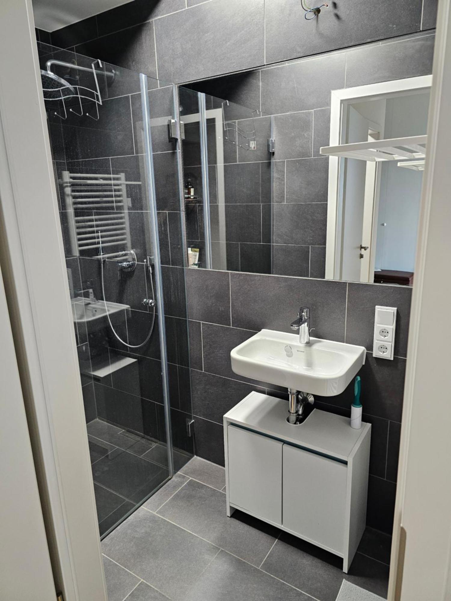 3 2 Bathrooms 2 Toilets New Center Of Underground Parking Space Contactless Self Check-in Appartamento *