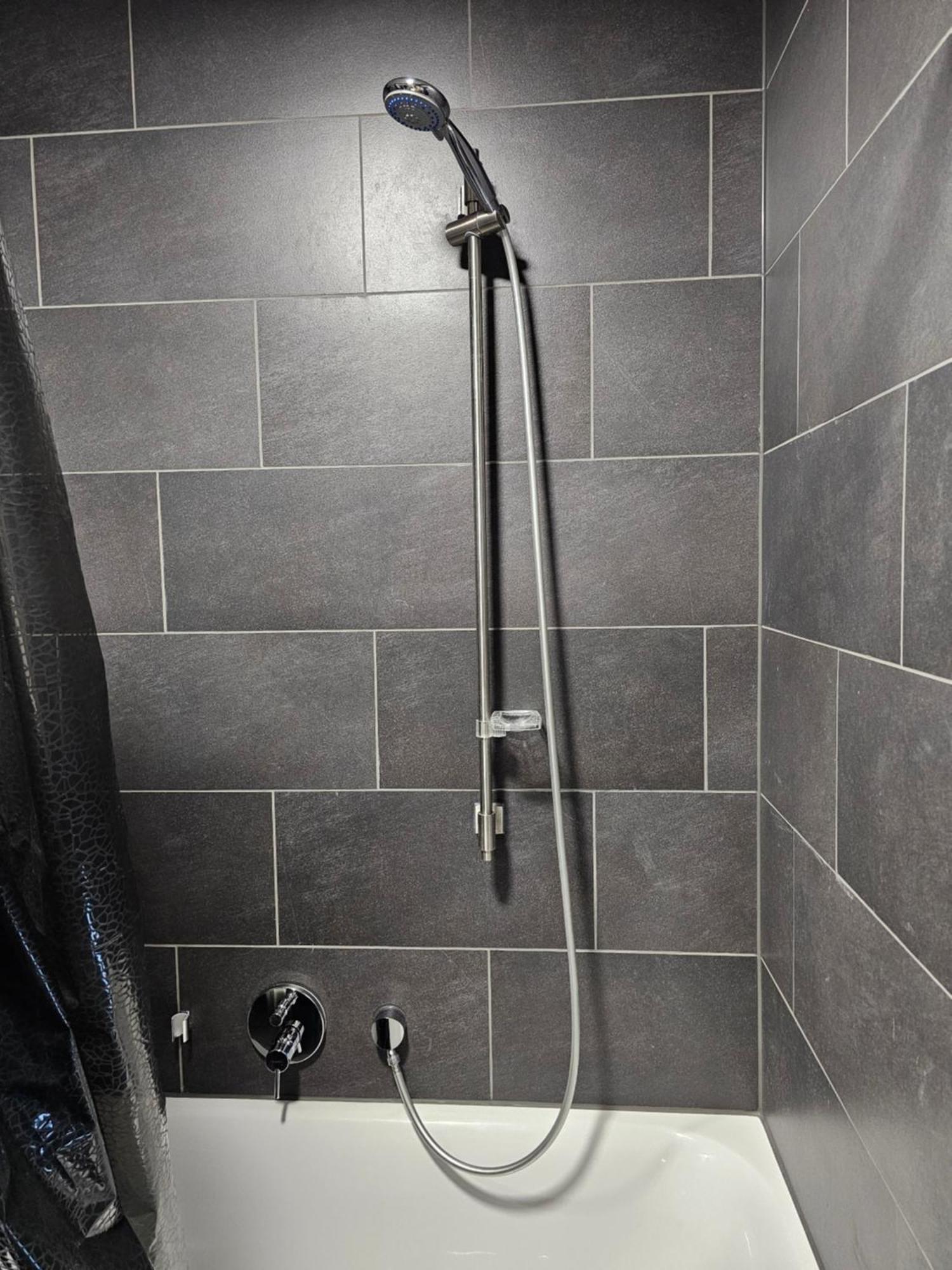 Appartamento 3 2 Bathrooms 2 Toilets New Center Of Underground Parking Space Contactless Self Check-in Düsseldorf